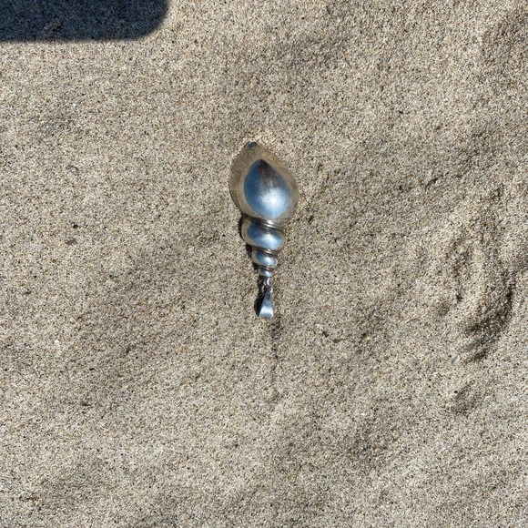 Silver Shell Pendant - Picture 2 of 3